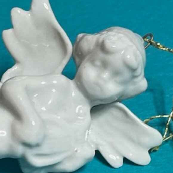 White Glazed Ceramic Cherub Angel Playing Mandolin Christmas Ornament 3.25" - Picture 15 of 15